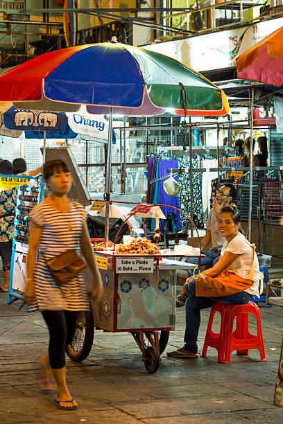 venditore ambulante, khao san road, bangkok, tailandia - thailand thai culture thai cuisine pad thai foto e immagini stock