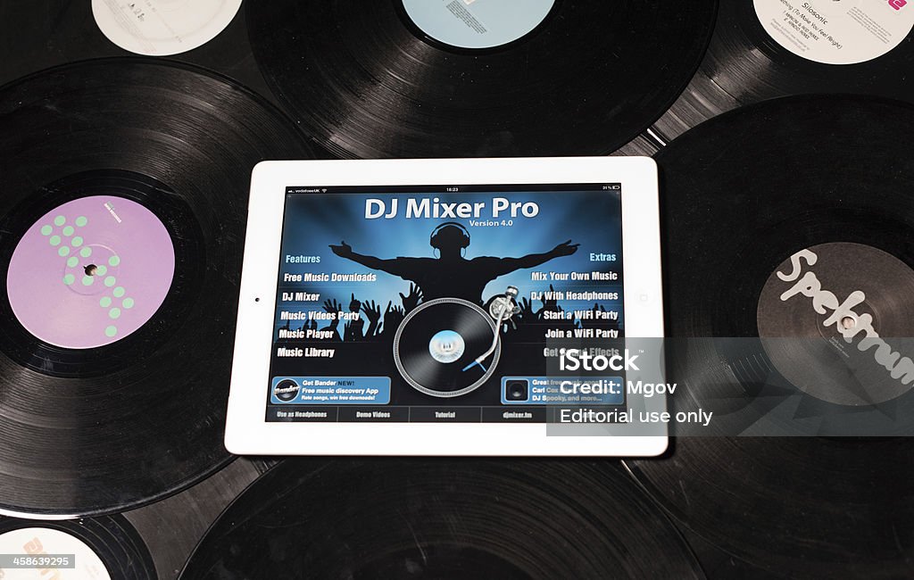 Apple iPad 2 auf dem Schaufenster mit DJ Mischpult Pro-app. - Lizenzfrei Neu Stock-Foto