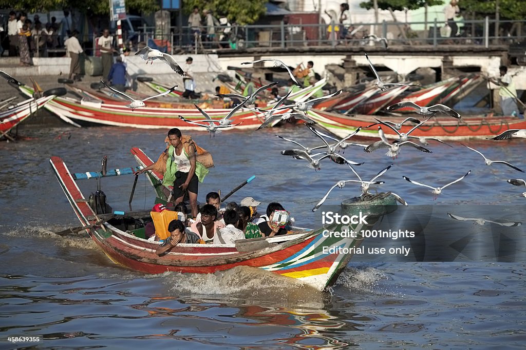 Puerto de Rangún, Birmania - Foto de stock de Multitud libre de derechos