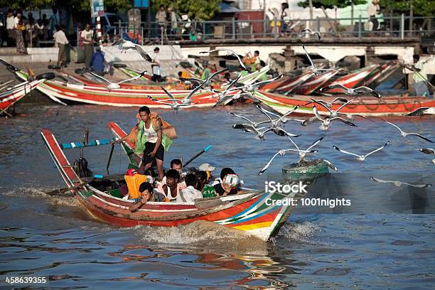 Puerto De Rangún Birmania Foto de stock y más banco de imágenes de Multitud - Multitud, Myanmar, Adulto