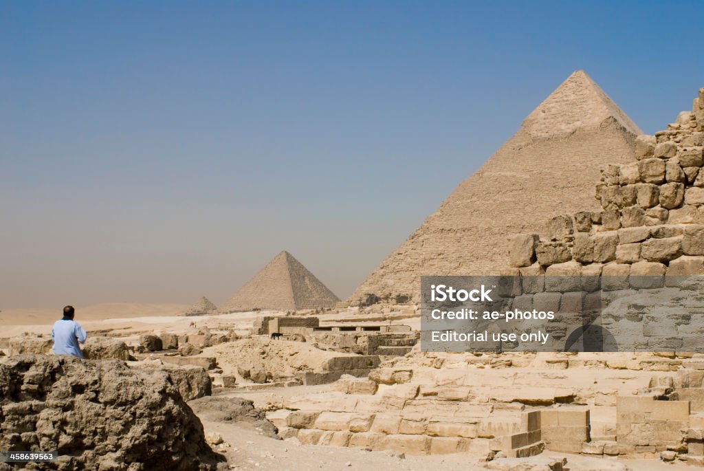 Vista dell'altopiano di Giza con Piramidi nel cielo blu - Foto stock royalty-free di Adulto