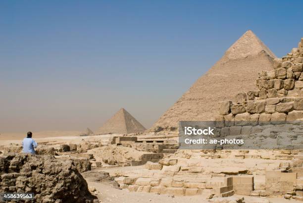 Видом На Пирамиды Гизы Плато С Под Голубое Небо — стоковые фотографии и другие картинки Африка - Африка, Взрослый, Внешний вид здания