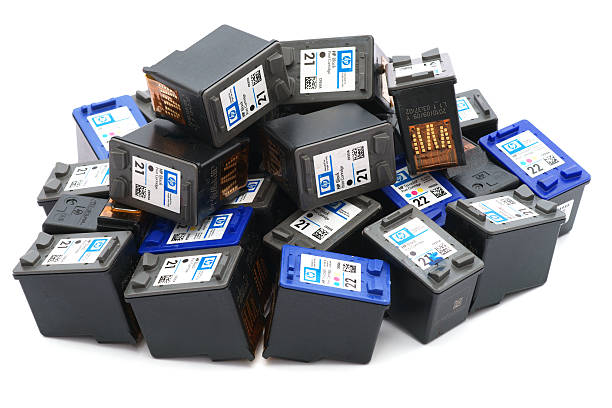 utilisé hewlett-packard, les cartouches d'encre, isolé sur blanc - ink printer cartridge recycling isolated photos et images de collection