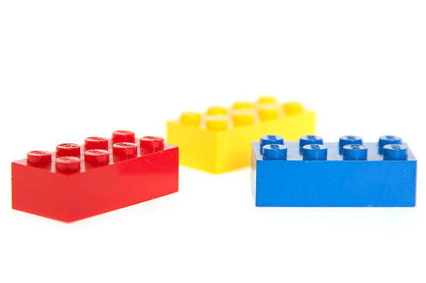 edificio de ladrillos lego y cuadras - lego toy close up characters fotografías e imágenes de stock