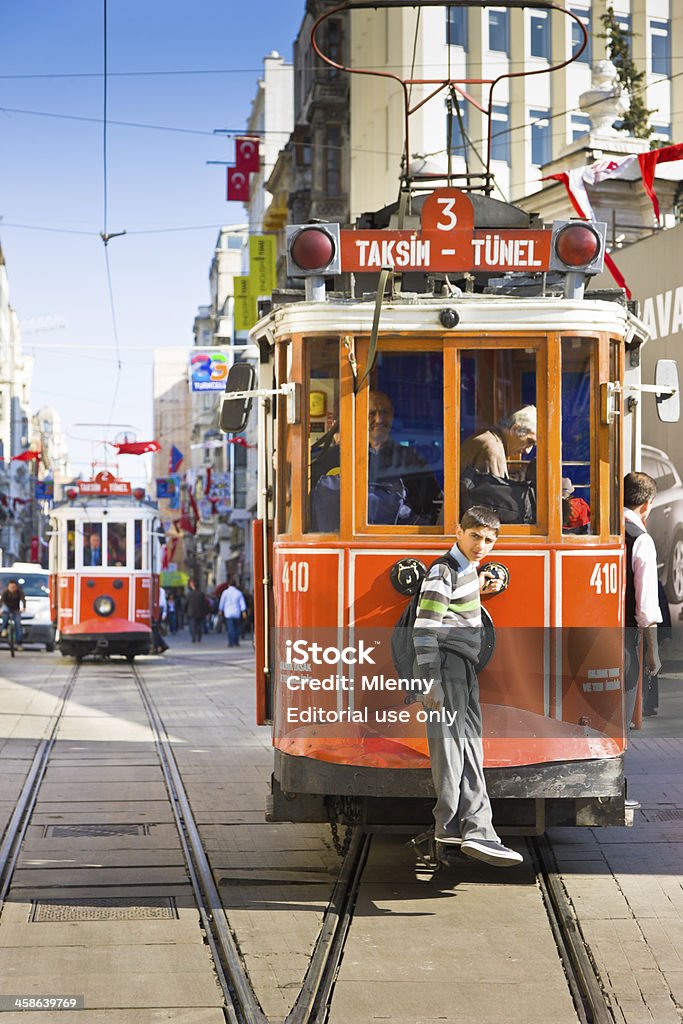 Adolescente equitazione tram Istiklal Caddesi, Beyoglu Istanbul - Foto stock royalty-free di Fare l'autostop