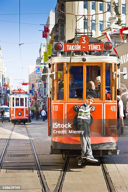 Adolescente Equitazione Tram Istiklal Caddesi Beyoglu Istanbul - Fotografie stock e altre immagini di Fare l'autostop