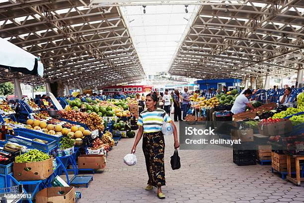 Mercado De Produtos Agrícolas - Fotografias de stock e mais imagens de Adulto - Adulto, Ao Ar Livre, Banca de Mercado