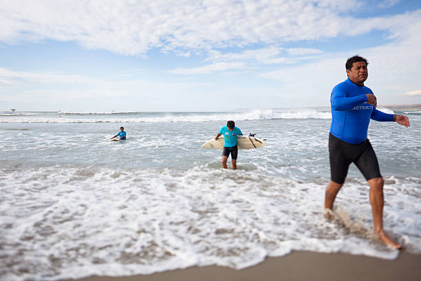 children learning to surf en el perú - surfing role model learning child fotografías e imágenes de stock