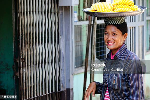 Ananas Und Businessfrau In Birma Stockfoto und mehr Bilder von Ananas - Ananas, Arbeiten, Burmesischer Abstammung