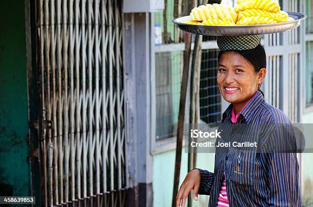 Photo libre de droit de Lananas Et Une Femme Daffaires En Birmanie banque d'images et plus d'images libres de droit de Adulte - Adulte, Affaires, Aliment émincé