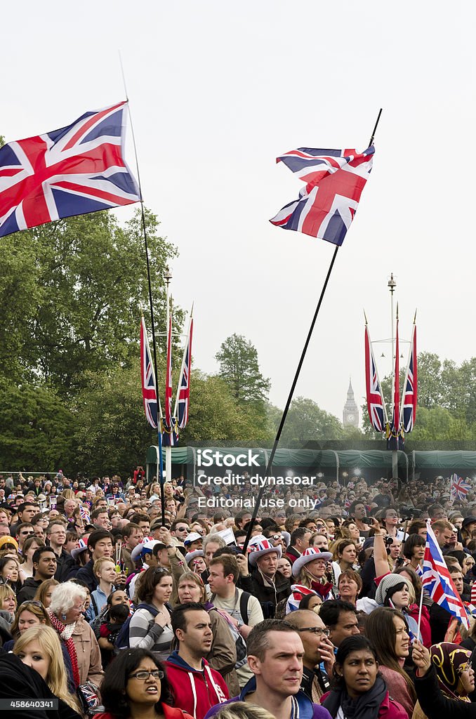 Królewski ślub tłum machający flags, Londyn - Zbiór zdjęć royalty-free (Anglia)