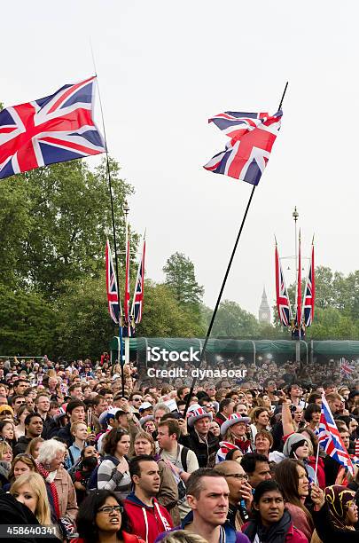 Королевская Свадьба Толпа Размахивающий Лапами Флаги London — стоковые фотографии и другие картинки Англия