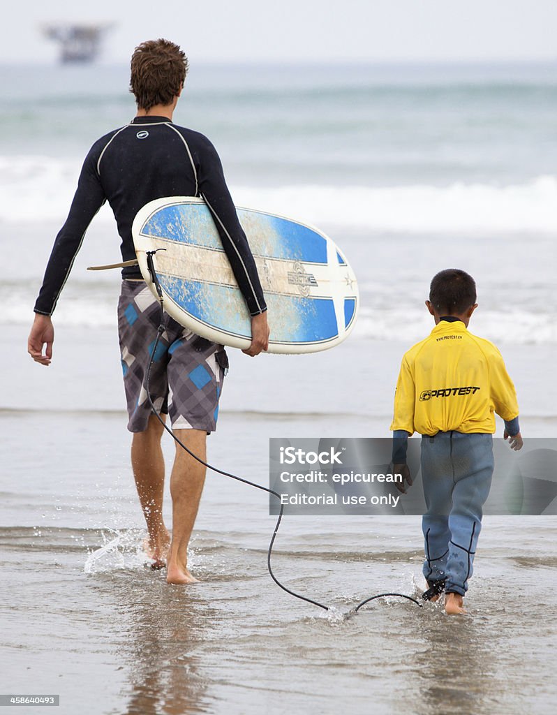 어린이 서핑을 페루에서의 - 로열티 프리 아이 스톡 사진