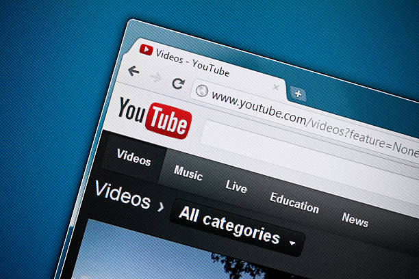 YouTube homepage contro uno sfondo blu - foto stock