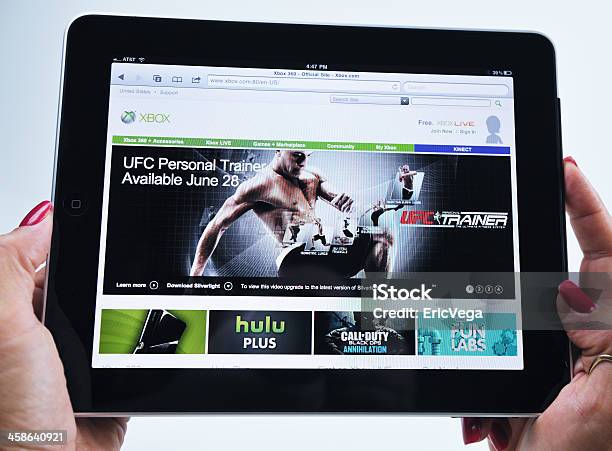 Ipad Apresentando Ufc Personal Trainer Xbox Jogo De Vídeo - Fotografias de stock e mais imagens de Internet
