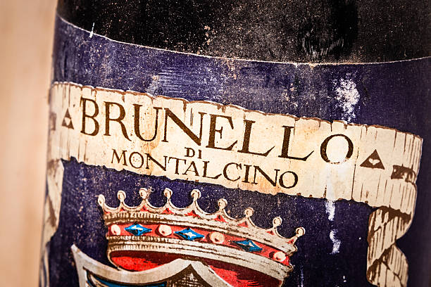 1968 vin brunello di montalcino, la vieille bouteille - montalcino photos et images de collection