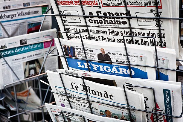 フランスの新聞、ニューススタンド、紙とルモンド - newspaper reading the media paper ストックフォトと画像