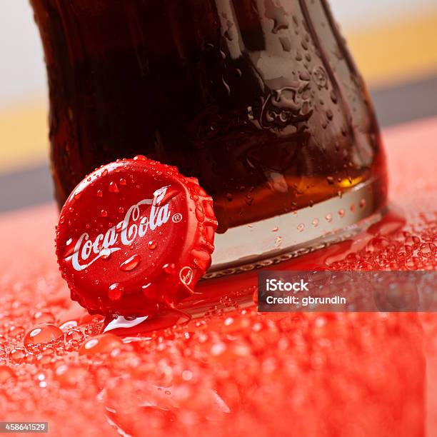 コカコーラボトルキャップ赤とwet ウェットの面 - コーラのストックフォトや画像を多数ご用意 - コーラ, 瓶のキャップ, 瓶