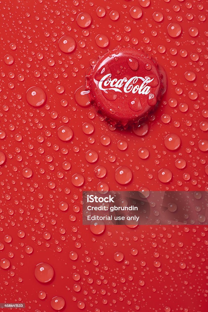 Coca Cola Zamknięcie butelki na czerwono i mokrej nawierzchni - Zbiór zdjęć royalty-free (Cola)