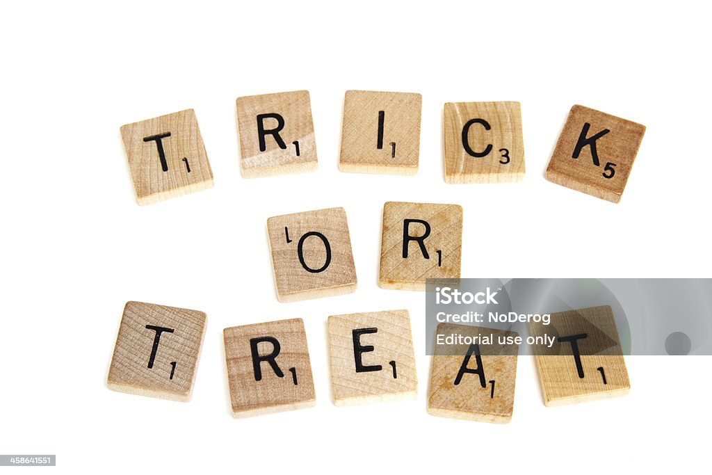 Scrabble bois jeu carreaux orthographe Trick or Treat - Photo de Bloc libre de droits