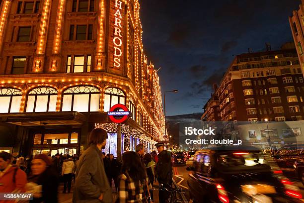 Natale Shopping A Londra Harrods - Fotografie stock e altre immagini di Harrods - Harrods, Persone, Attrezzatura per illuminazione