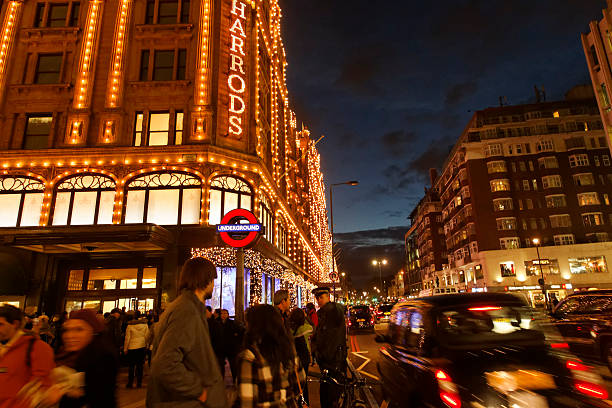 london harrods christmas shopping - double_p stockfoto's en -beelden