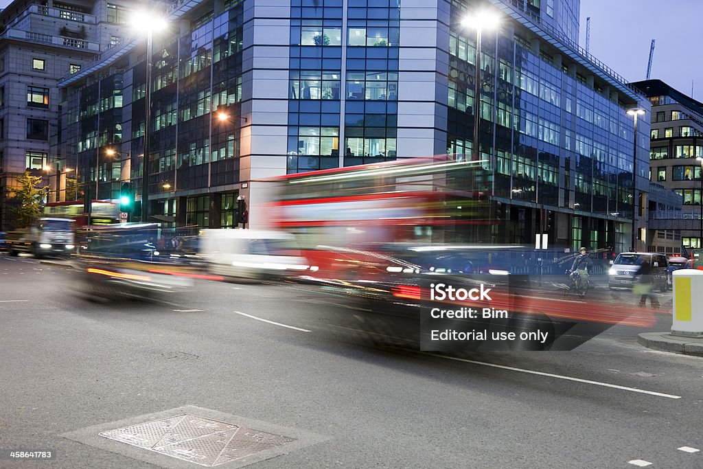 夕暮れ時のロンドンの交通状況、アクションショット - 正面から見た図のロイヤリティフリーストックフォト
