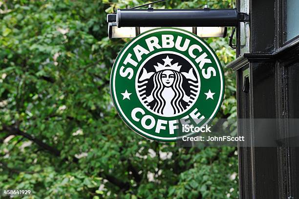 Kawa Starbucks Znak Wiszące Poza Sklep - zdjęcia stockowe i więcej obrazów Starbucks - Starbucks, Kawa - napój, Budynek z zewnątrz