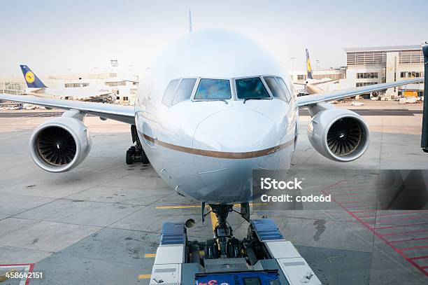 Runway Traktor Schieben Boeing 777200 Flugzeuge Am Flughafen Frankfurt Stockfoto und mehr Bilder von Asphalt