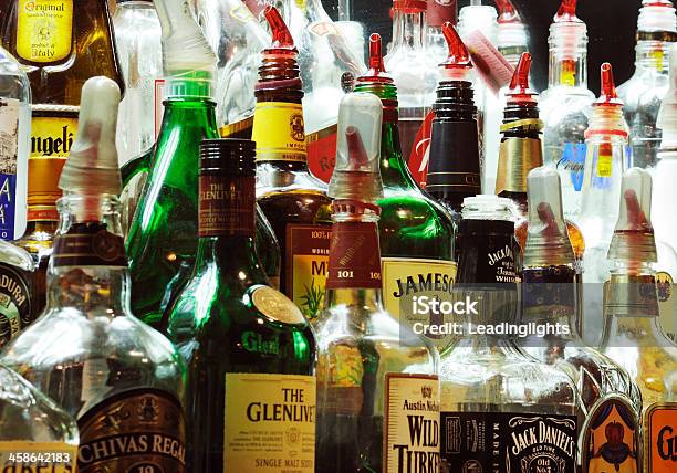 Pourers Alkoholowych - zdjęcia stockowe i więcej obrazów Alkohol - napój - Alkohol - napój, Bar - Lokal gastronomiczny, Bez ludzi