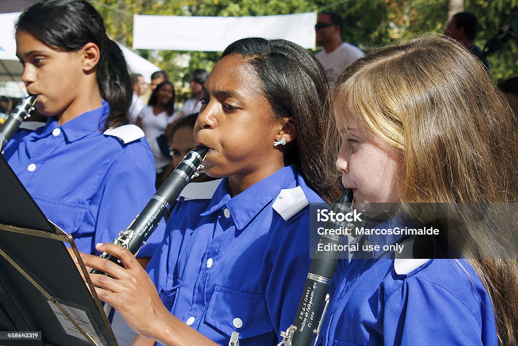 Banda di musica infanto-juvenil tocando em praça pública - Foto stock royalty-free di Arte, Cultura e Spettacolo