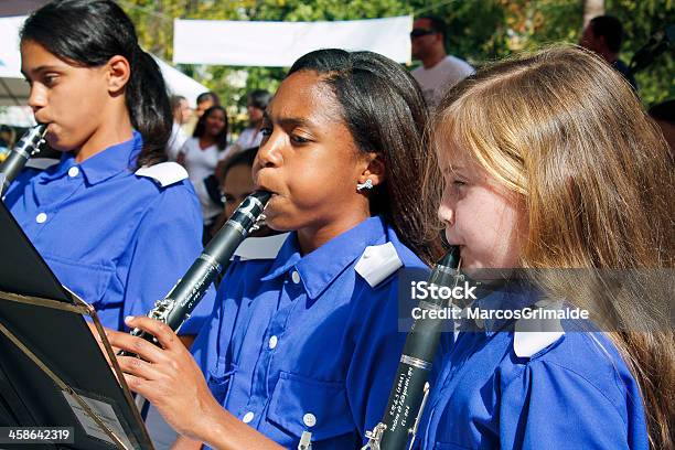 Banda Di Musica Infantojuvenil Tocando Em Praça Pública - Fotografie stock e altre immagini di Arte, Cultura e Spettacolo