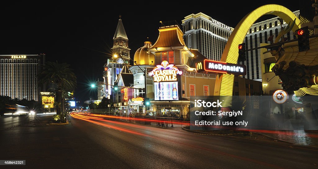 Widok na noc w Las Vegas w pobliżu Casino Royale - Zbiór zdjęć royalty-free (Architektura)