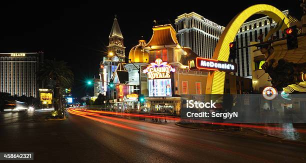 Widok Na Noc W Las Vegas W Pobliżu Casino Royale - zdjęcia stockowe i więcej obrazów Architektura - Architektura, Edytorski, Fotografika