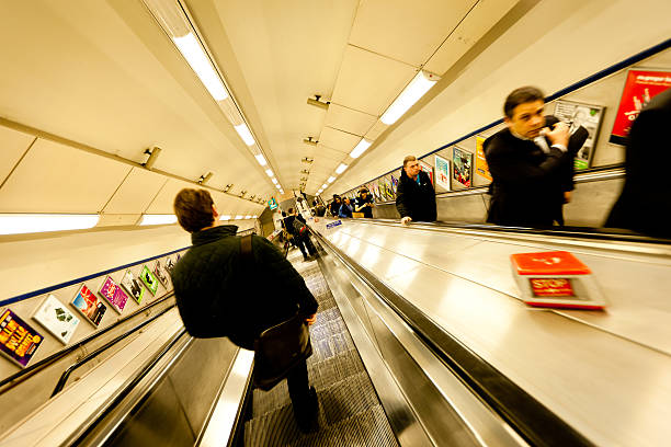 les personnes qui font la navette sur l'escalator - pub metro paris photos et images de collection