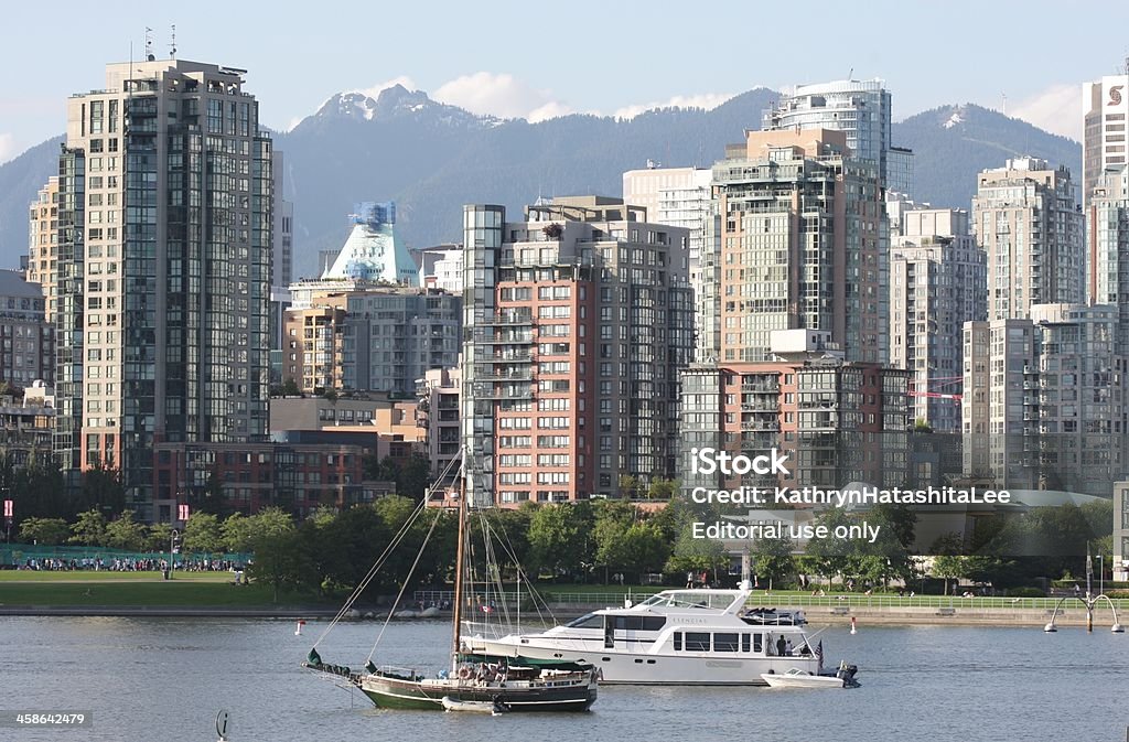 Ванкувер Yaletown районных отдыха и лодки на Ложный Ручей, Summer - Стоковые фото False Creek роялти-фри