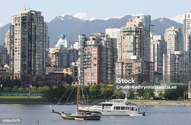 Ванкувер Yaletown Районных Отдыха И Лодки На Ложный Ручей Summer — стоковые фотографии и другие картинки False Creek