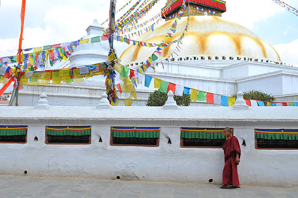 モンクウォークをローム仏舎利塔 - monk tibet buddhism china ストックフォトと画像