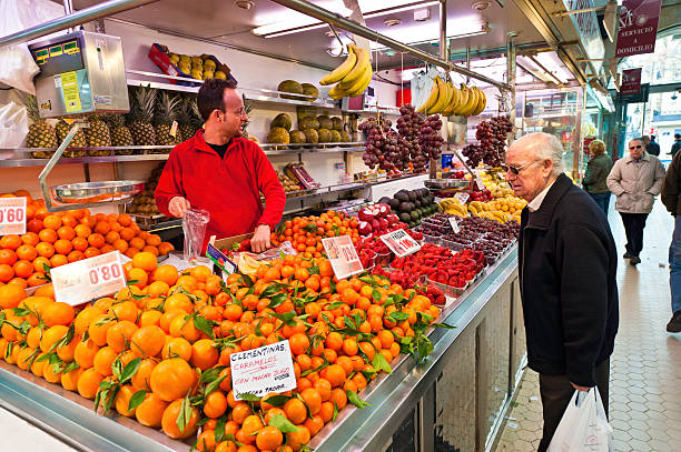 épicerie vendant des fruits frais, des légumes étal de marché espagne - market stall spain fruit trading photos et images de collection