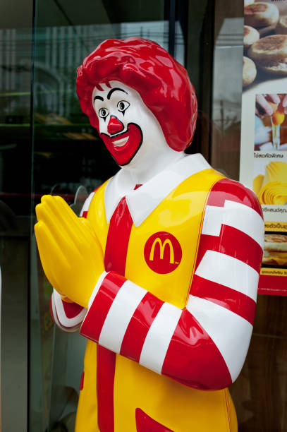 ronald mcdonald em bangcoc, tailândia - bangkok mcdonalds fast food restaurant asia - fotografias e filmes do acervo