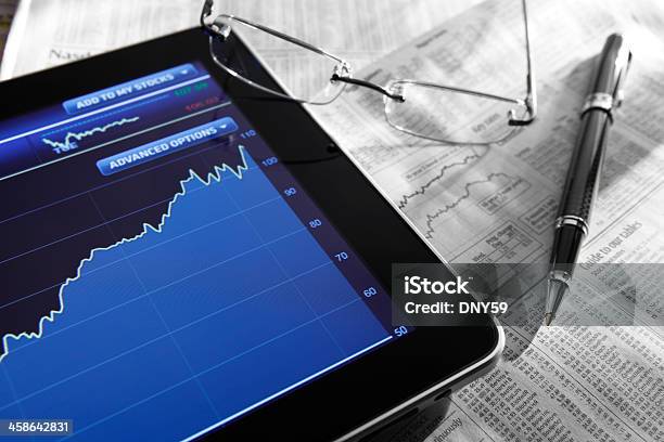 Foto de Mercado De Ações Cotações e mais fotos de stock de Analisar - Analisar, Aplicação móvel, Bolsa de valores e ações