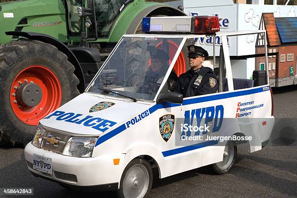 New York Cops Fahren Auf Der Straße Karneval In Köln Stockfoto und mehr Bilder von Berufsfahrer