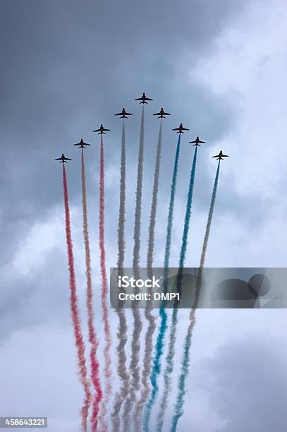 Red Arrows Mosca Passado De Jubileu De Diamante Da Rainha - Fotografias de stock e mais imagens de Rainha - Pessoa Real