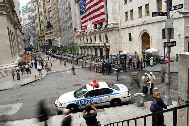 policja przed ny giełda papierów wartościowych - new york stock exchange long exposure manhattan new york city zdjęcia i obrazy z banku zdjęć