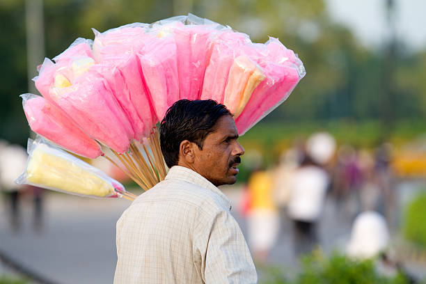 caramella di cotone dei vendor - consumerism indian ethnicity india delhi foto e immagini stock