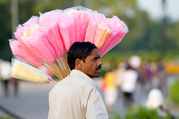algodão-doce vendedor - consumerism indian ethnicity india delhi imagens e fotografias de stock