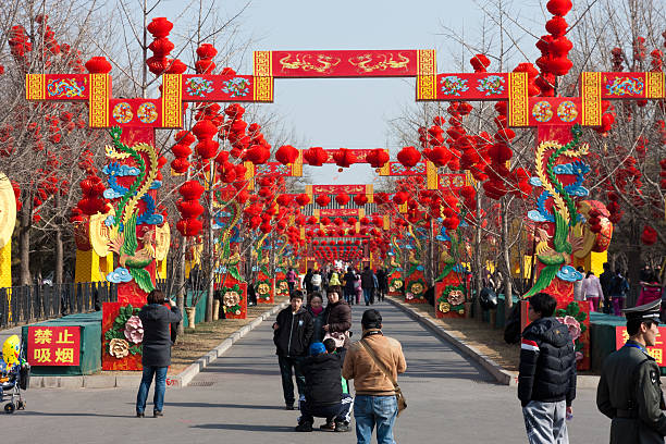 os visitantes desfrutam o festival da primavera templo fair, beijing, china - chinese spring festival - fotografias e filmes do acervo