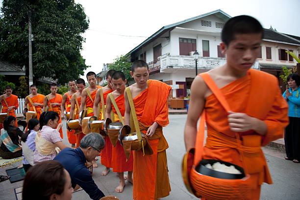 monjes recibir comidas - laos luang phabang thailand religion fotografías e imágenes de stock