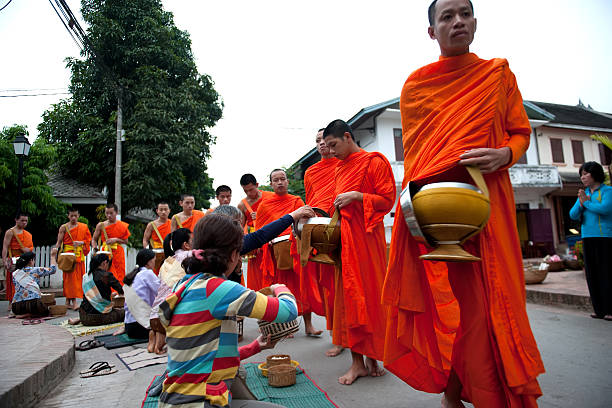 monjes recibir comidas - laos luang phabang thailand religion fotografías e imágenes de stock