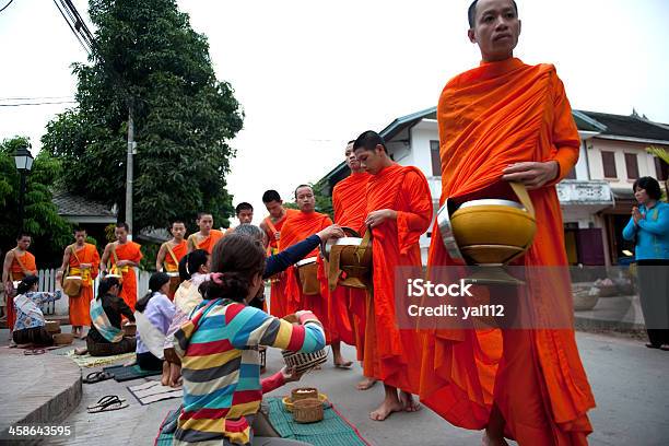 Buddisti Ricevere Offerte Di Ristorazione - Fotografie stock e altre immagini di Laos - Laos, Luang Prabang, Cibo
